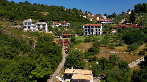 Panoramiczny widok z lotu ptaka na miasto Stafylos w południowej części wyspy Skopelos, Sporades, Magnezja, Grecja. — Zdjęcie stockowe