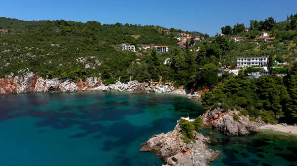 在希腊希洛斯岛上，无人驾驶飞机俯瞰着岩石海岸、清澈的爱琴海、观光海滩和大量的绿地。许多类似的希腊岛屿的典型景观. — 图库照片