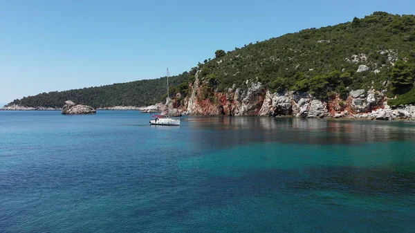 Drone luchtfoto van toeristen genieten van een paradijs luxe Jachtreis rond Skopelos eiland, Griekenland, Egeïsche Zee, Europa. — Stockfoto