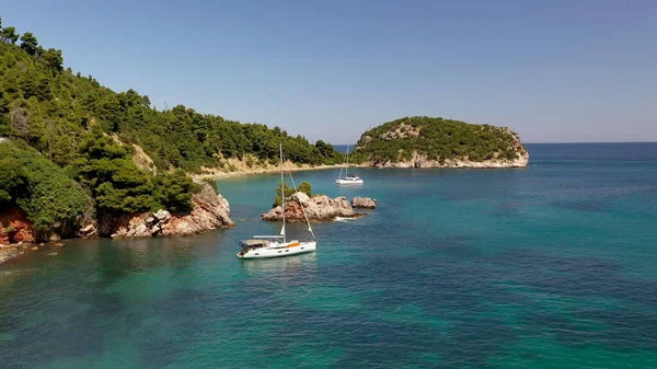 Drone widok z lotu ptaka turystów korzystających z raju luksusowa wycieczka jachtem wokół wyspy Skopelos, Grecja, Morze Egejskie, Europa. — Zdjęcie stockowe