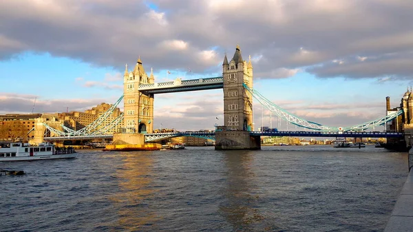 Tower Bridge al atardecer en Londres, Reino Unido. —  Fotos de Stock