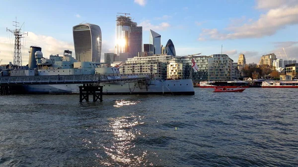 London City with River Thames and HMS Belfast Imperial War Museum in England, Egyesült Királyság. — Stock Fotó