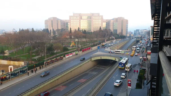 Istanbul vista all'alba. Grattacieli, centri commerciali e il traffico mattutino. — Foto Stock