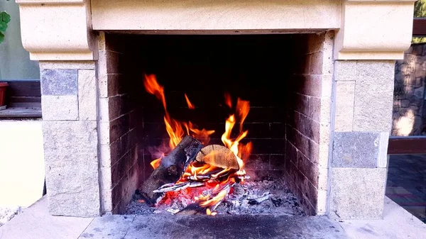 Images 4K de feu ardent dans la cheminée. — Photo