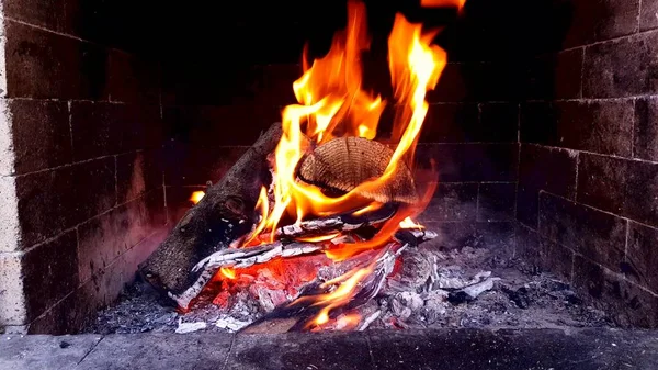 4K кадры яркого горящего огня в камине. — стоковое фото