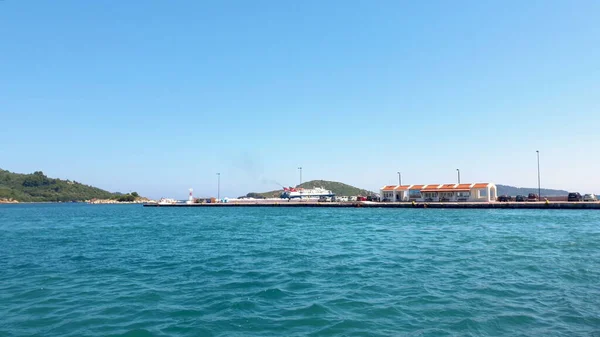 SKIATHOS, GRECIA - JULIO 2020: Hellenic Seaways ferry sale de la isla de Skiathos — Foto de Stock