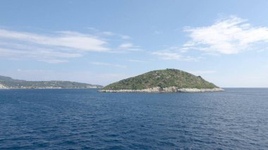 Yunanistan 'daki bir Ege Adası' nın dağlarının manzarası. Sudan fışkıran.