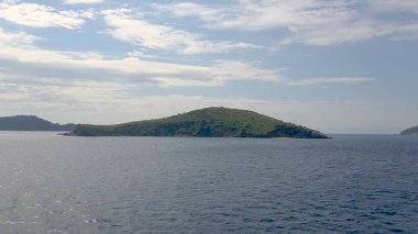 Yunanistan 'daki bir Ege Adası' nın dağlarının manzarası. Sudan fışkıran.