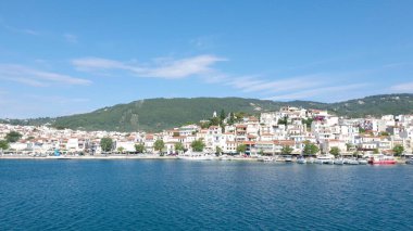 Skiathos Adası, Yunanistan - Haziran 2020. Bir tekneyle Skiathos şehrinin manzarası.