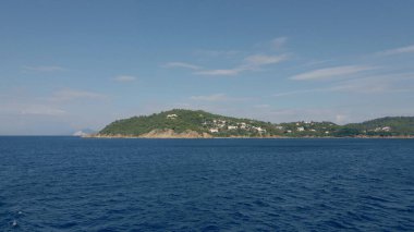 Yunanistan 'daki bir Ege Adası' nın dağlarının manzarası. Sudan fışkıran.