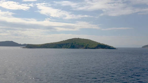 Uitzicht op de bergen van een Egeïsch eiland in Griekenland. Schieten vanuit het water. — Stockfoto