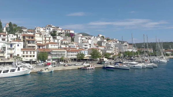 Skiathos Island, Grekland - juni 2020. Flygfoto över Skiathos och hamnen. — Stockfoto