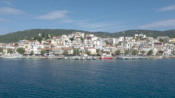 Skiathos Island, Grèce - juin 2020. Vue de la ville de Skiathos en bateau. — Photo