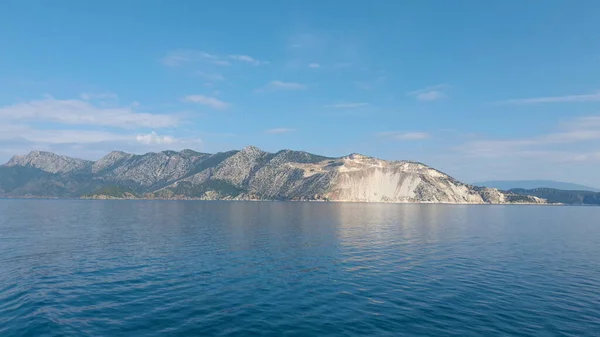 俯瞰希腊爱琴海岛上的群山.从水中射击. — 图库照片
