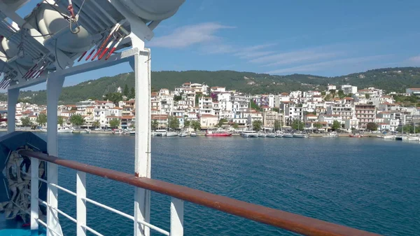 POV Marcher le long du pont sur le côté du bateau de croisière à la mer Égée, Grèce. Image En Vente