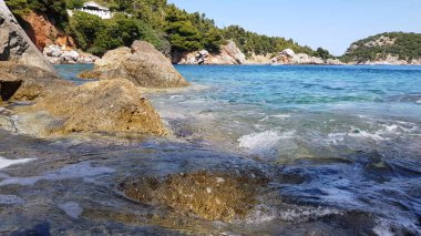 Gün batımında kayalara vuran küçük dalgalar..