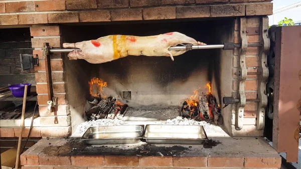 Escupir corderos asados, forma tradicional de asar corderos en un asador escupir en Bulgaria. Cheverme... —  Fotos de Stock