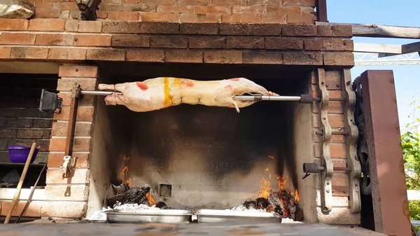 Cuspir cordeiros assados, maneira tradicional de assar cordeiros em uma rotisserie cuspir na Bulgária. Cheverme.. — Fotografia de Stock