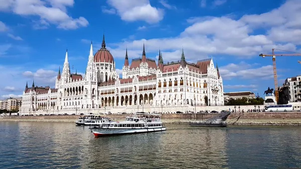 4 k-beeldmateriaal van het Parlement in Boedapest tijdens een boottocht langs de rivier de Donau. Stockfoto