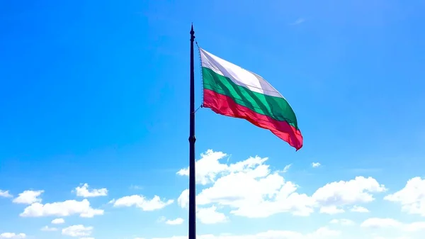 Bulgar ulusal bayrağının dalgalandığı 4K görüntüleri. — Stok fotoğraf