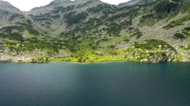 Bulgaristan 'ın Pirin dağ sırasının kuzey kesiminde yer alan Popovo Gölü üzerindeki uçuş..