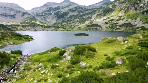 Voo sobre o Lago Popovo, um lago glacial situado na parte norte da cordilheira Pirin, na Bulgária. — Vídeo de Stock