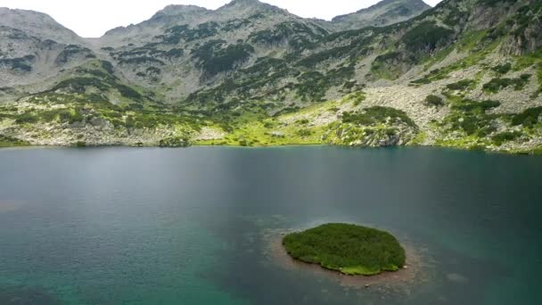 Vol au-dessus du lac Popovo, un lac glaciaire situé dans la partie nord de la chaîne de montagnes Pirin en Bulgarie. — Video