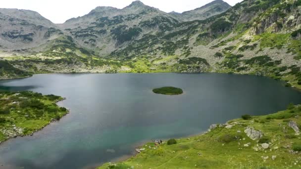 Vol au-dessus du lac Popovo, un lac glaciaire situé dans la partie nord de la chaîne de montagnes Pirin en Bulgarie. — Video