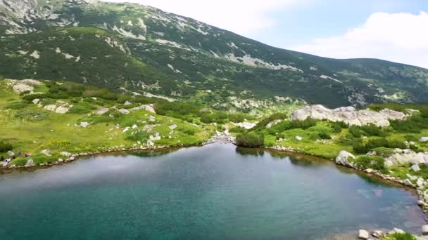 Vol au-dessus du lac Popovo, un lac glaciaire situé dans la partie nord de la chaîne de montagnes Pirin en Bulgarie. — Video