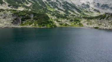 Bulgaristan 'ın Pirin dağ sırasının kuzey kesiminde yer alan Popovo Gölü üzerindeki uçuş..