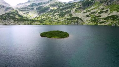 Bulgaristan 'ın Pirin dağ sırasının kuzey kesiminde yer alan Popovo Gölü üzerindeki uçuş..