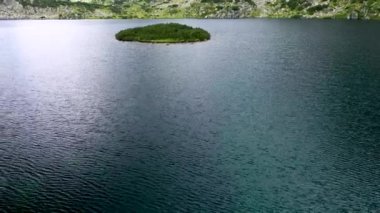 Bulgaristan 'ın Pirin dağ sırasının kuzey kesiminde yer alan Popovo Gölü üzerindeki uçuş..