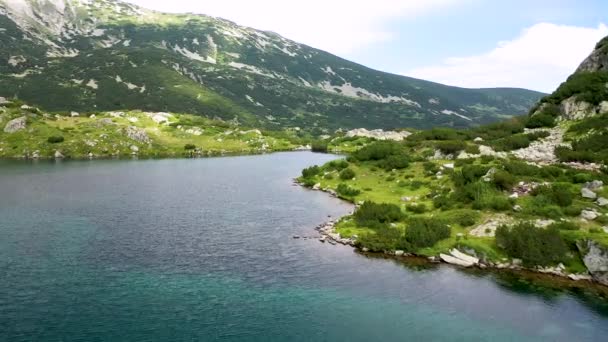 Vol au-dessus du lac Popovo, un lac glaciaire situé dans la partie nord de la chaîne de montagnes Pirin en Bulgarie. — Video