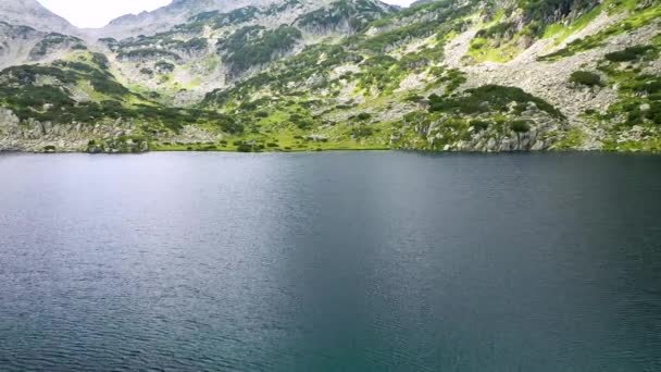 Voo sobre o Lago Popovo, um lago glacial situado na parte norte da cordilheira Pirin, na Bulgária. — Vídeo de Stock