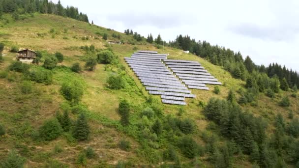 太陽光発電パネルは、環境に優しいグリーンエネルギーを発電します。山岳太陽光発電所、ブルガリアの丘に位置するソーラーパネル農場フィールド. — ストック動画