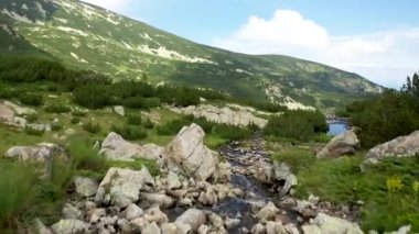 Bulgaristan 'ın Pirin dağ sırasının kuzey kesiminde yer alan Popovo Gölü üzerindeki uçuş..