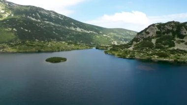 Bulgaristan 'ın Pirin dağ sırasının kuzey kesiminde yer alan Popovo Gölü üzerindeki uçuş..