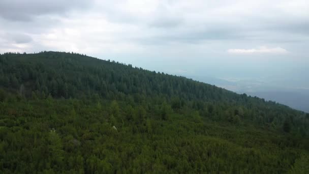 Let nad jezerem Popovo, ledovcem ležícím v severní části pohoří Pirin v Bulharsku. — Stock video