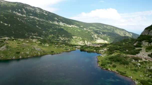 Vlucht over het Popovo meer, een gletsjermeer gelegen in het noordelijke deel van het Pirin gebergte in Bulgarije. — Stockvideo