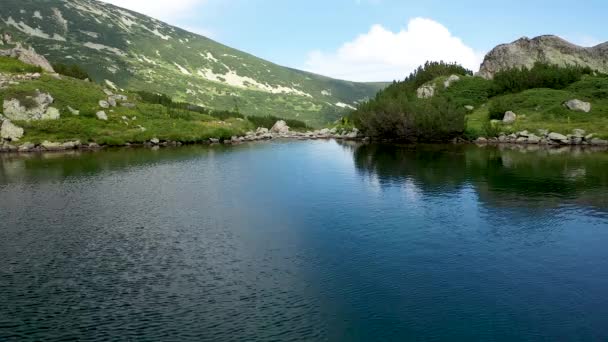 Vuelo sobre el lago Popovo, un lago glaciar situado en la sección norte de la cordillera Pirin en Bulgaria. — Vídeos de Stock