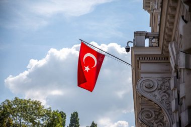 Büyük hindi bayrağı. Binada Türk bayrağı asılı.