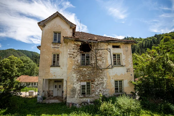 Distrutta e abbandonata vecchia casa nel villaggio bulgaro. — Foto Stock