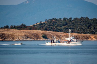 Güneşli bir günde, güzel Yunanistan adasının kıyısında yapayalnız..