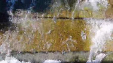 Dağlarda eriyen karlar, Bulgaristan 'da eriyen kayalarda eriyen buz gibi soğuk ve berrak su akıntıları.