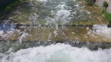 Dağlarda eriyen karlar, Bulgaristan 'da eriyen kayalarda eriyen buz gibi soğuk ve berrak su akıntıları.