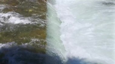 Dağlarda eriyen karlar, Bulgaristan 'da eriyen kayalarda eriyen buz gibi soğuk ve berrak su akıntıları.