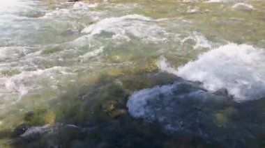 Dağlarda eriyen karlar, Bulgaristan 'da eriyen kayalarda eriyen buz gibi soğuk ve berrak su akıntıları.