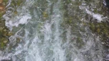 Dağlarda eriyen karlar, Bulgaristan 'da eriyen kayalarda eriyen buz gibi soğuk ve berrak su akıntıları.