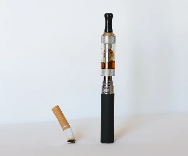 Elektronische Zigarette mit erloschener Tabakzigarette — Stockfoto