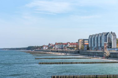 Zelenogradsk, Rusya - 26 Eylül 2020: Güneşli bir sonbaharın ilk günlerinde Zelenogradsk 'ta yürüyüş, kafe ve restoranların bulunduğu bir gezinti alanı.